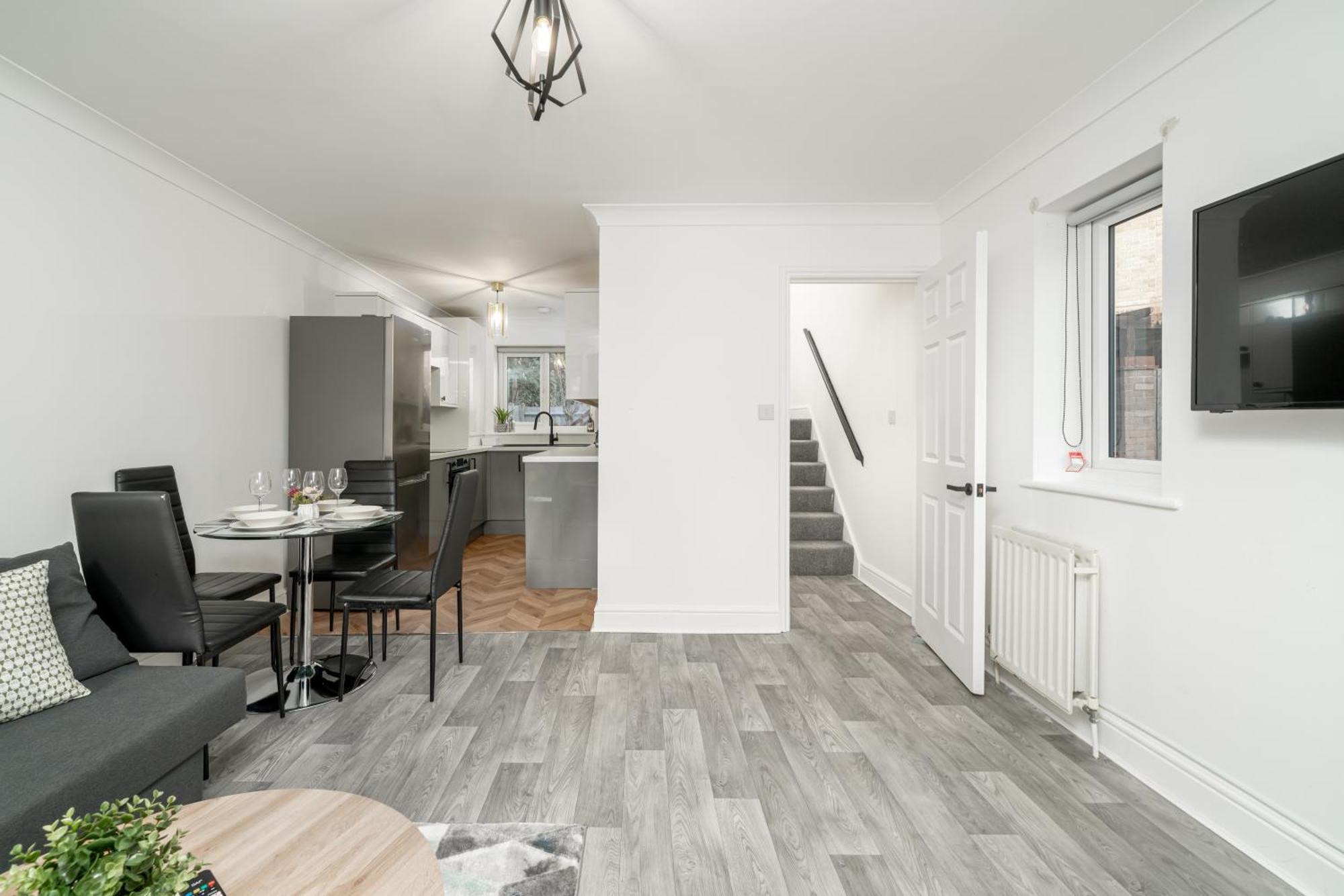 Cozy 3 Bed House With Garden & Parking In Rochester, Kent Mins To Train Station, Wifi Екстер'єр фото